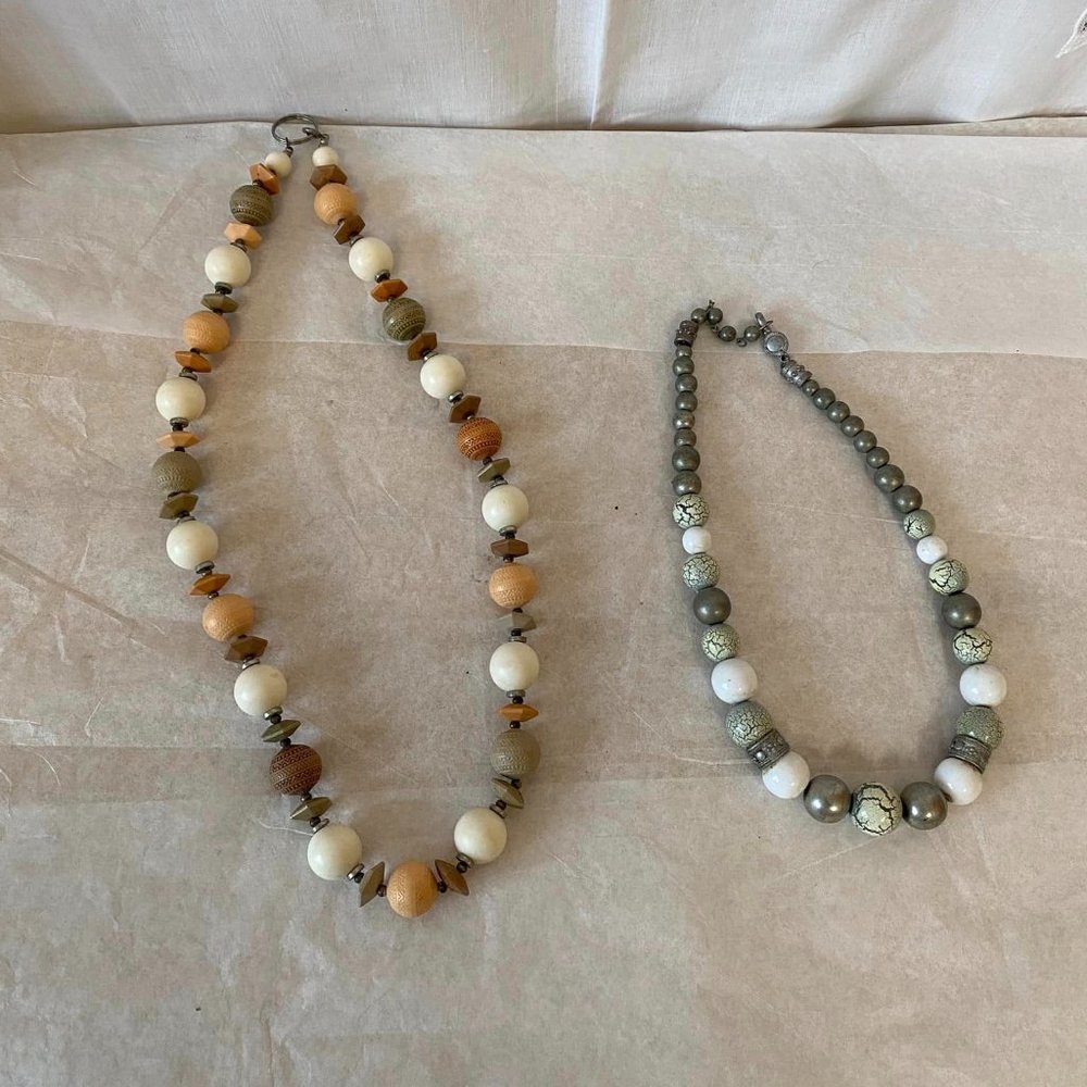 Set of 2 Beaded Necklaces Gray Pink White